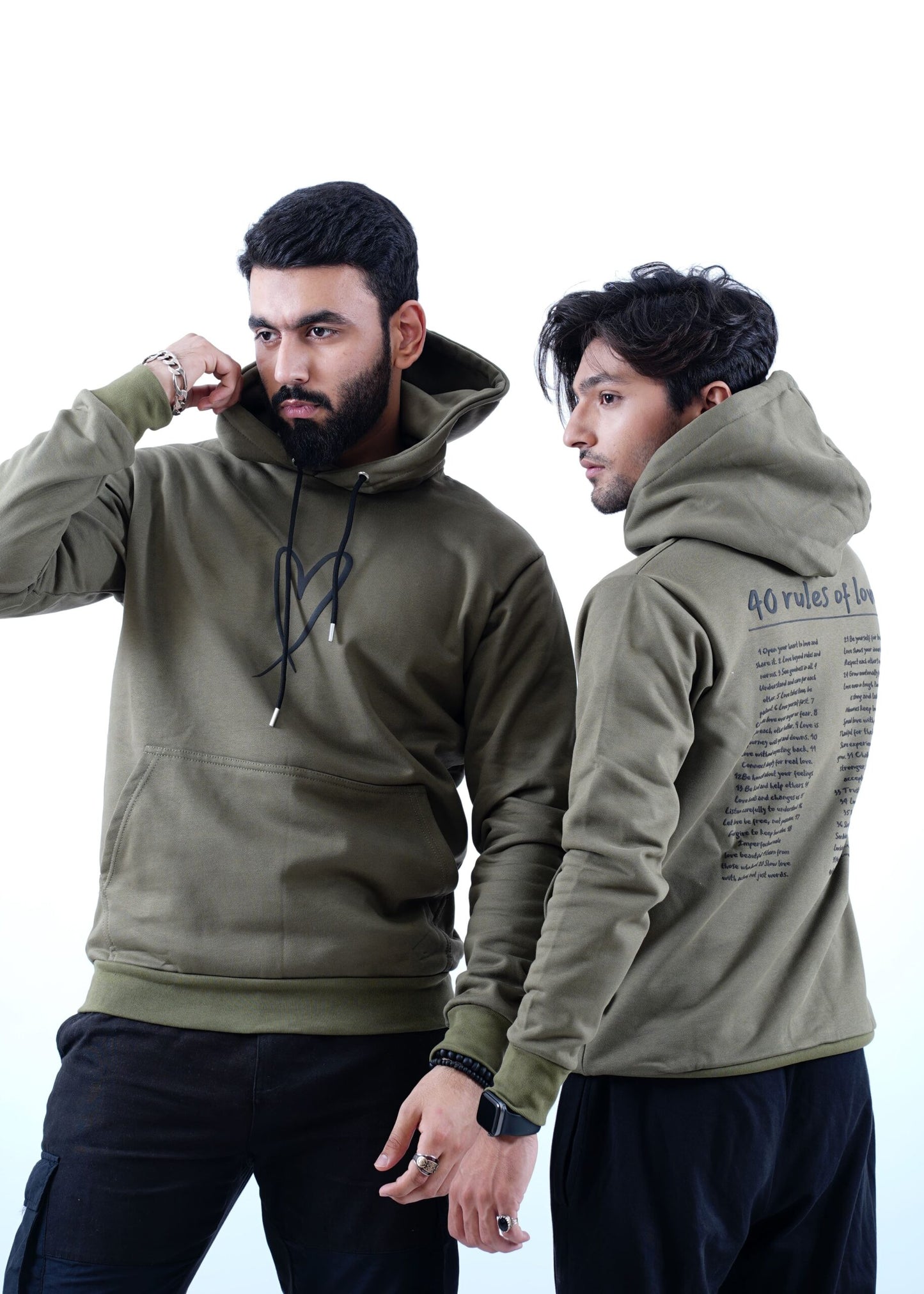 Olivgrüner Hoodie mit Herz