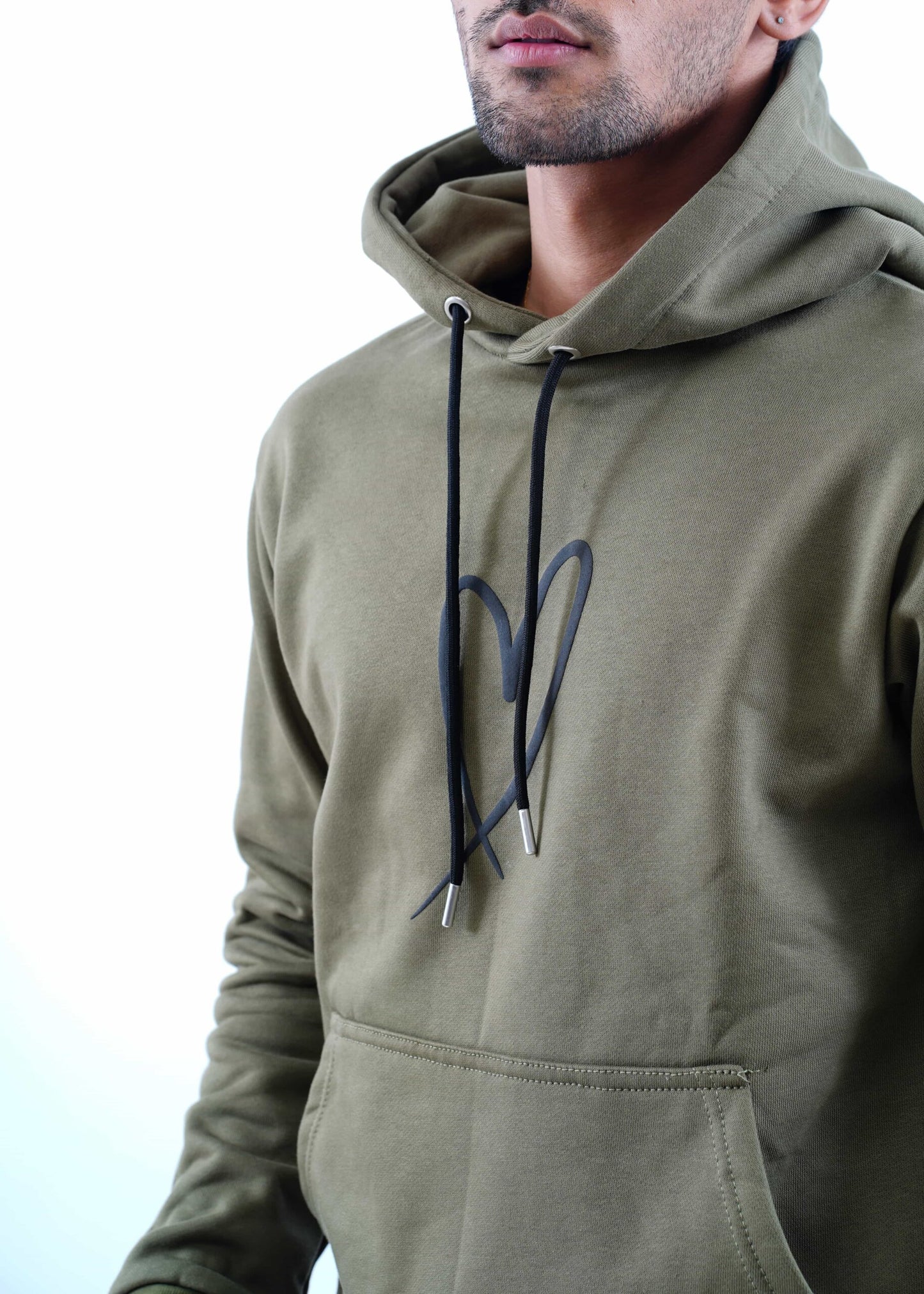 Olivgrüner Hoodie mit Herz